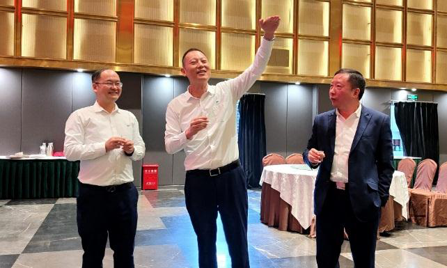 禮贊勞動者——天馬玻璃隆重舉行2021 年勞動競賽、專利獲得者表彰大會(圖1)
