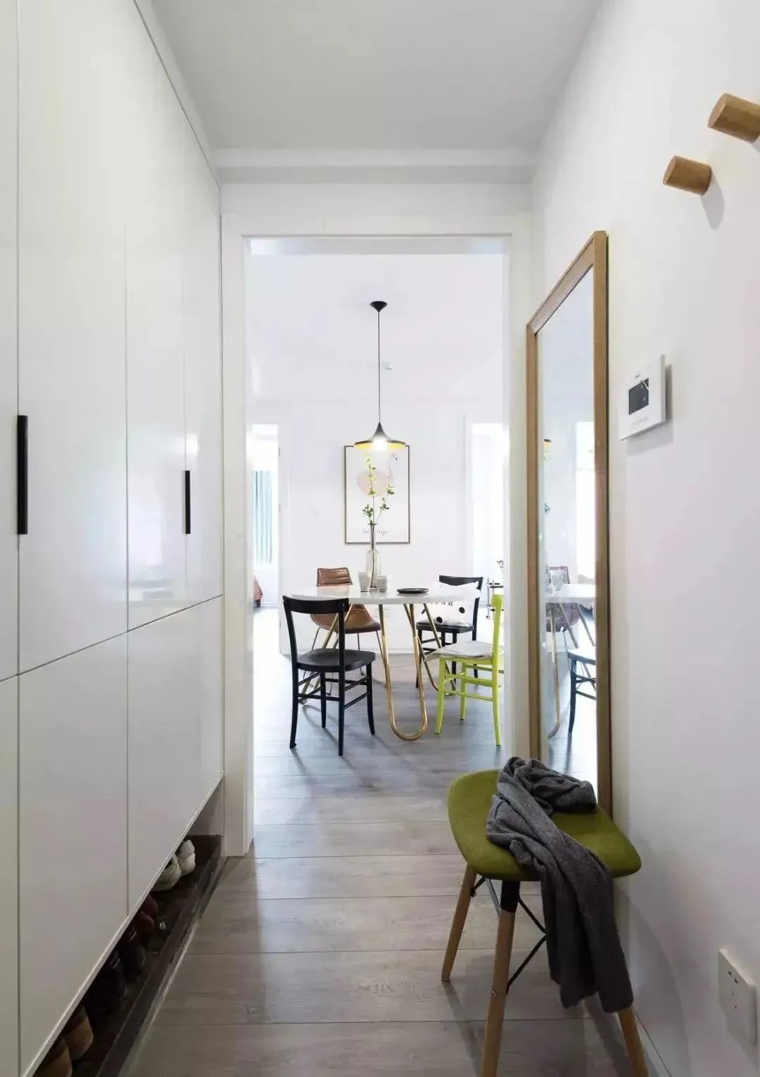 你家走廊還是一面白墻嗎？墻面這樣裝，不僅漂亮而且實用！